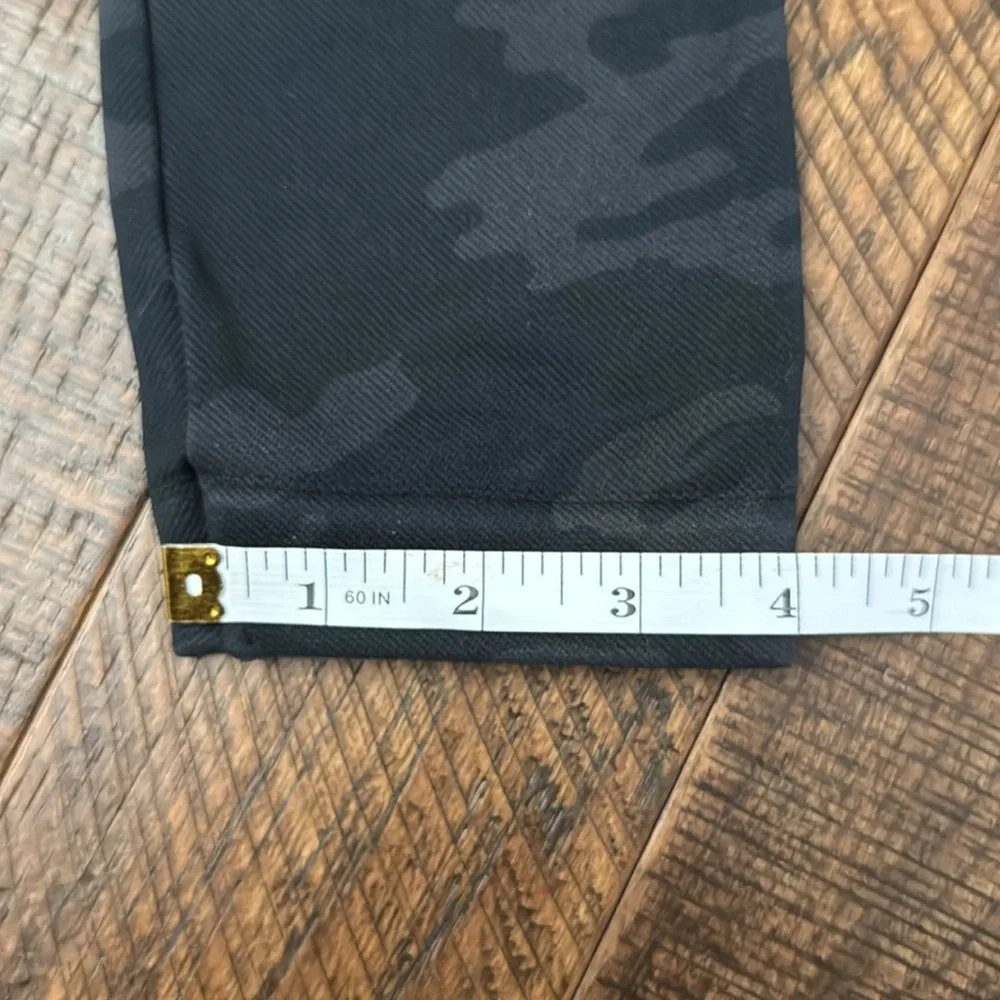Spanx Medium Leggings Look at Me Now in Black Camo - Picture 9 of 9